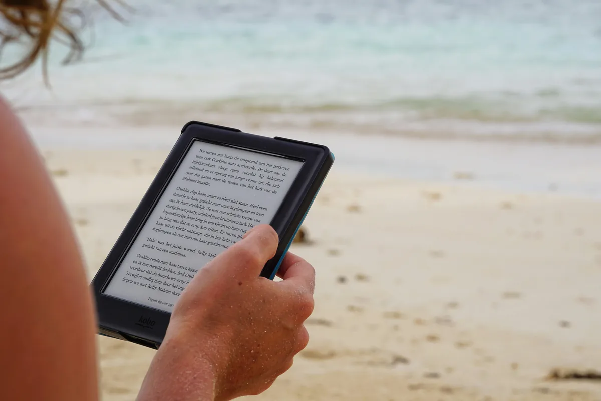 Profesjonalnie złożony ebook premium obok surowego pliku z Worda